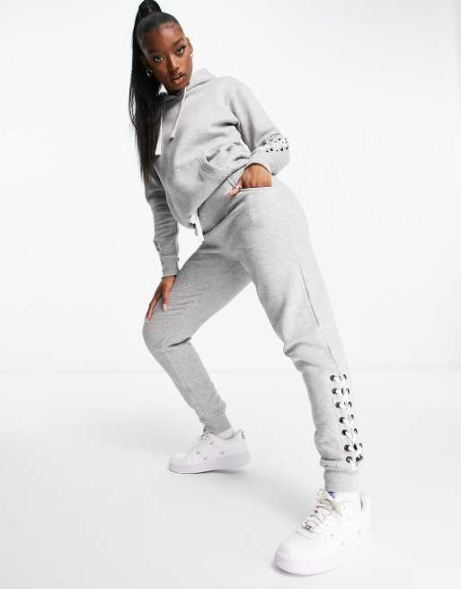 Pindydoll – Szary dres z ozdobnym sznurowaniem: bluza z kapturem i joggersy