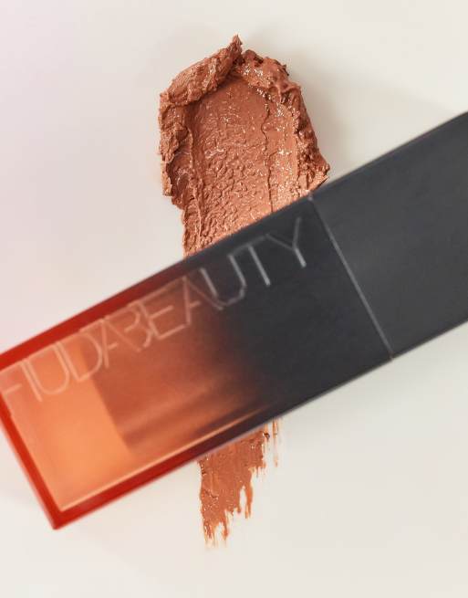 Pintalabios cremoso Power Bullet de Huda Beauty: Tono Rajah, 3 de 4