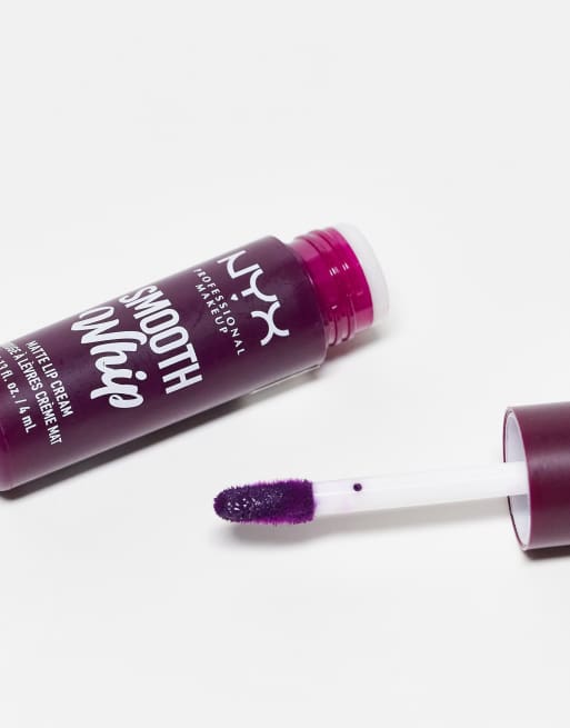 Pintalabios mate cremoso Smooth Whip de NYX Professional Makeup: Tono Berry Bed Sheets, 2 de 4