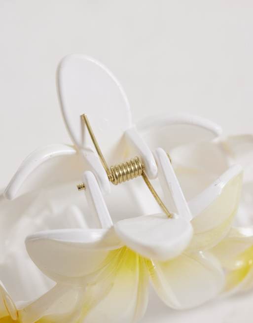 Pinza para el cabello amarilla con diseño de tres flores de South Beach, 2 de 3