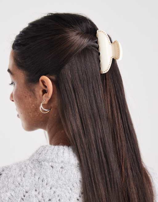 Pinza para el cabello color crema con tachuelas en los bordes de Accessorize