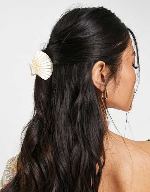 Pinza para el cabello color crema nacarado con forma de concha de resina de Glamorous
