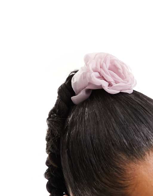 Pinza para el cabello color malva con detalle de flor de chifón de True Decadence