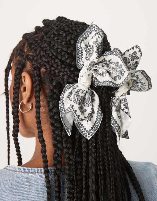 Pinza para el cabello con detalle textil con estampado estilo bandana de ASOS DESIGN