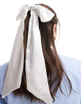 Pinza para el cabello de novia color marfil con lazo extragrande de satén de ASOS DESIGN