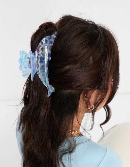 Pinza para el cabello grande azul marmoleado en forma de delfín de Sui Ava