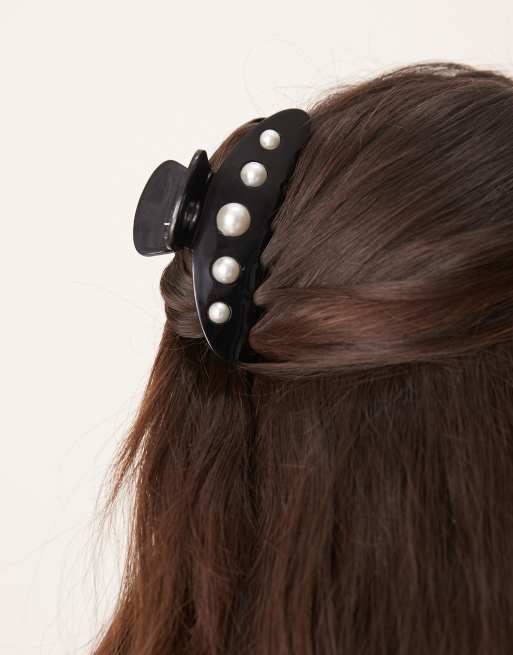 Pinza para el cabello grande negra clásica con detalle de perlas Ida de SUI AVA