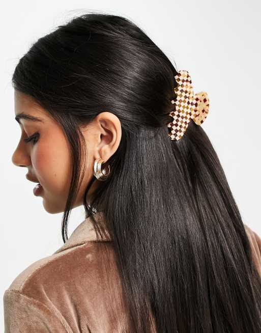 Pinza para el cabello marrón a cuadros dameros de Monki