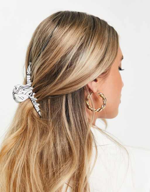 Pinza para el cabello monocromática con estampado de remolinos de DesignB London