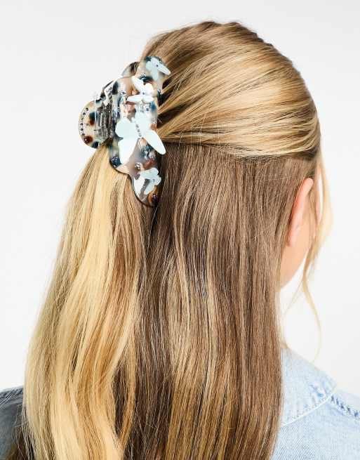 Pinza para el cabello muy grande azul con diseño de mariposas Lene de SUI AVA, 2 de 4