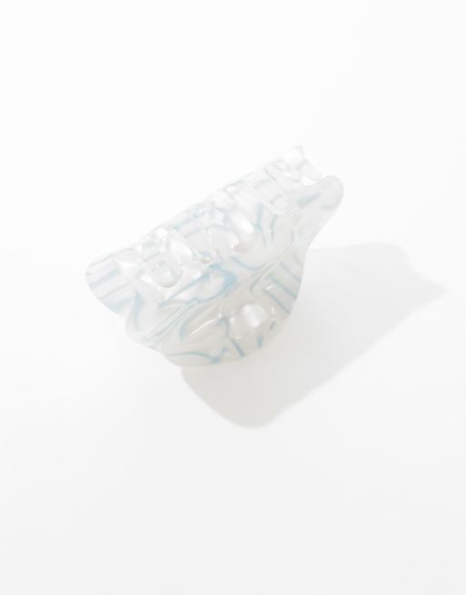 Pinza para el cabello pequeña blanca y azul redondeada con diseño marmoleado de resina de Accessorize, 2 de 4