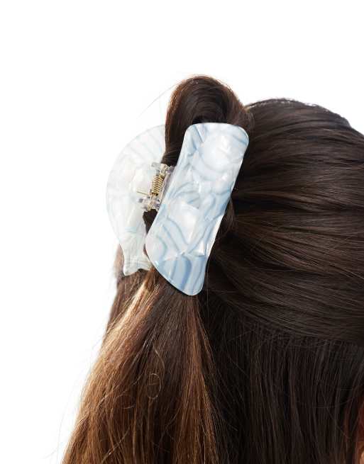 Pinza para el cabello pequeña blanca y azul redondeada con diseño marmoleado de resina de Accessorize, 4 de 4
