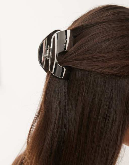 Pinza para el cabello plateado espejo efecto fundido de Reclaimed Vintage, 2 de 3