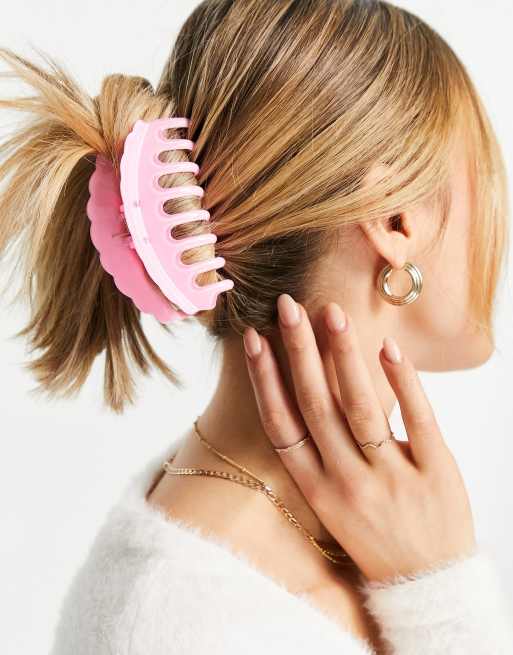 Pinza para el cabello rosa chicle con diseño festoneado de DesignB London