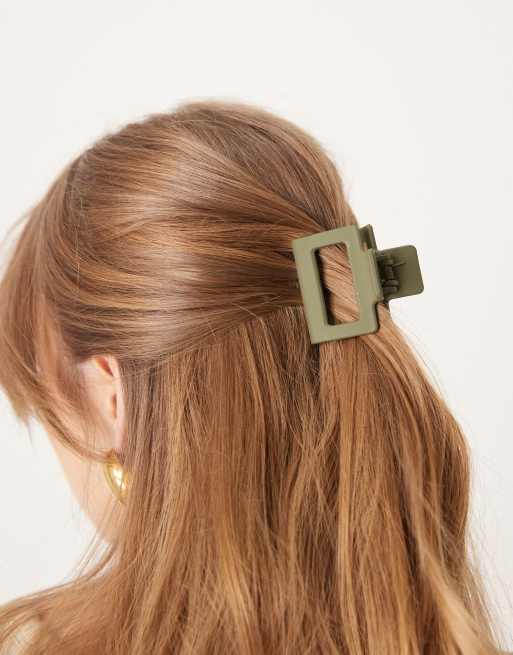 Pinza para el cabello verde oliva cuadrada de DesignB London