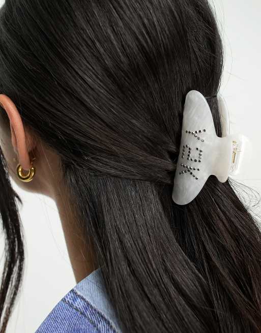 Pinza para el pelo blanca con adorno y2k de Madein
