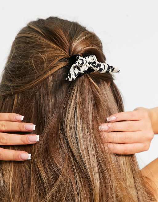 Pinza para el pelo con detalle de lazo de leopardo monocromático de ASOS DESIGN, 2 de 4