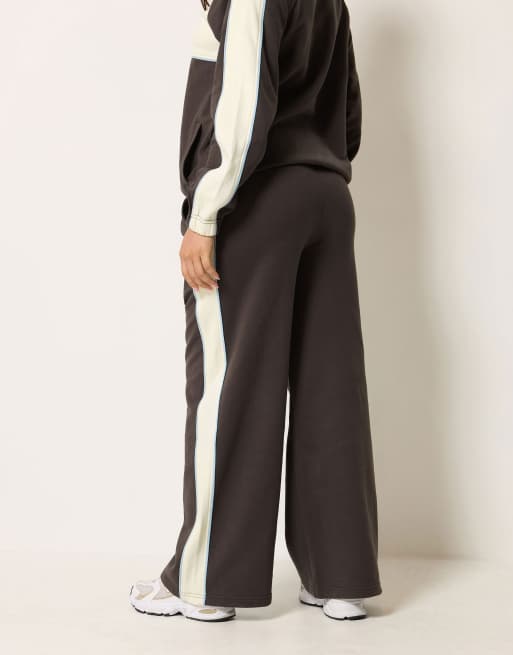 PixieGirl Petite colour block wide leg joggers in brown, 3 of 4