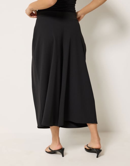 PixieGirl Petite pleated cropped wide leg trousers in black, 3 of 4
