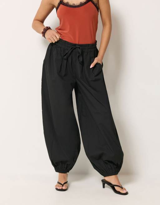 PixieGirl Petite poplin balloon trousers in black, 2 of 4