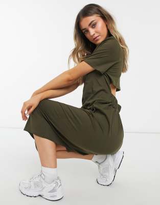 фото Платье-футболка миди в стиле oversized цвета темный хаки с вырезом на спине asos design-зеленый цвет