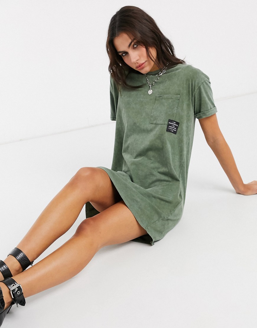 Платье-футболка цвета хаки с эффектом кислотной стирки и надписью Bershka-Зеленый