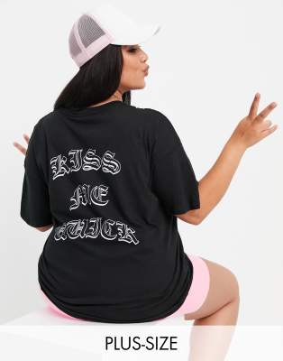 фото Платье-футболка в стиле oversized с принтом "kiss me quick" на спинке new girl order plus-черный цвет new girl order curve