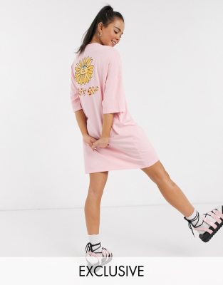 фото Платье-футболка в стиле oversized с принтом lazy oaf-розовый