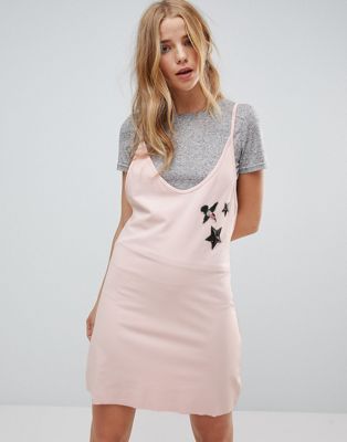 фото Платье-комбинация с нижней футболкой и нашивками minkpink-розовый