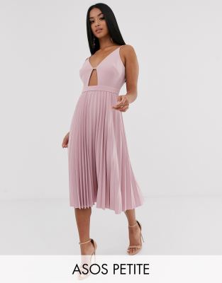 фото Платье миди с плиссированной юбкой и золотистой планкой asos design petite-розовый asos petite