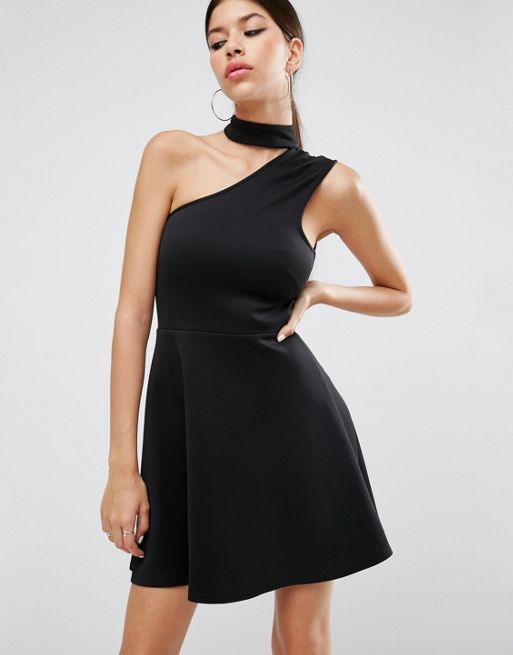 Черное платье с одним плечом