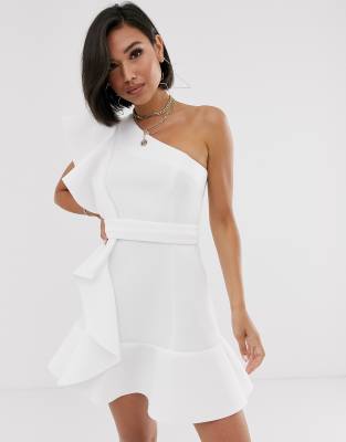 Белое платье на одно плечо. Асос платье на одно плечо. Платье ASOS Design. Платье на одно плечо с воланом. Белое платье с воланами на плечах.