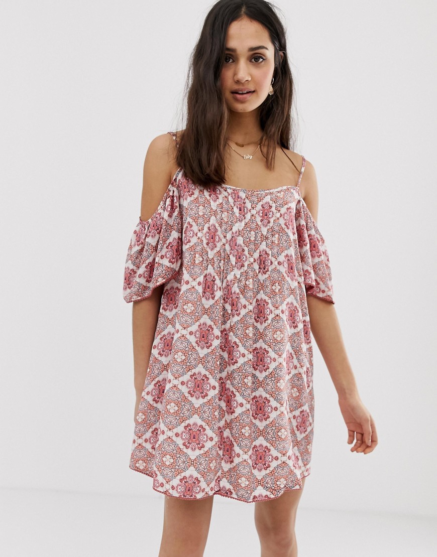 фото Платье мини с открытыми плечами и цветочным принтом en crème-мульти