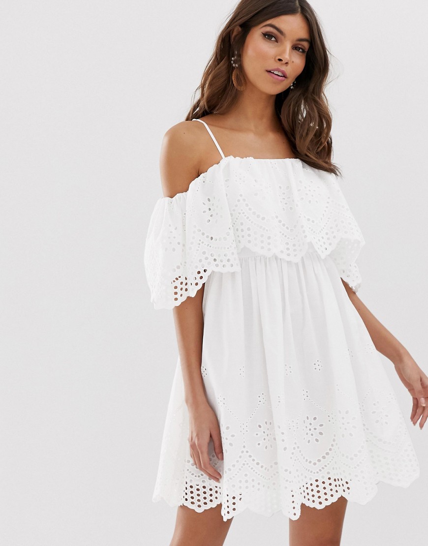 фото Платье мини с открытыми плечами и вышивкой ришелье asos design-белый