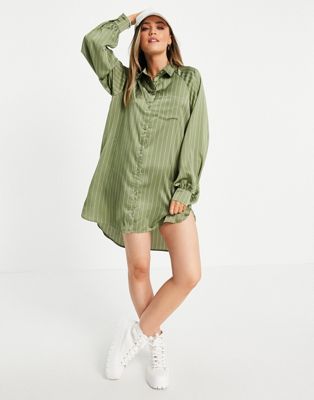 фото Платье-рубашка в полоску цвета хаки в стиле oversized с удлиненным краем lola may-зеленый