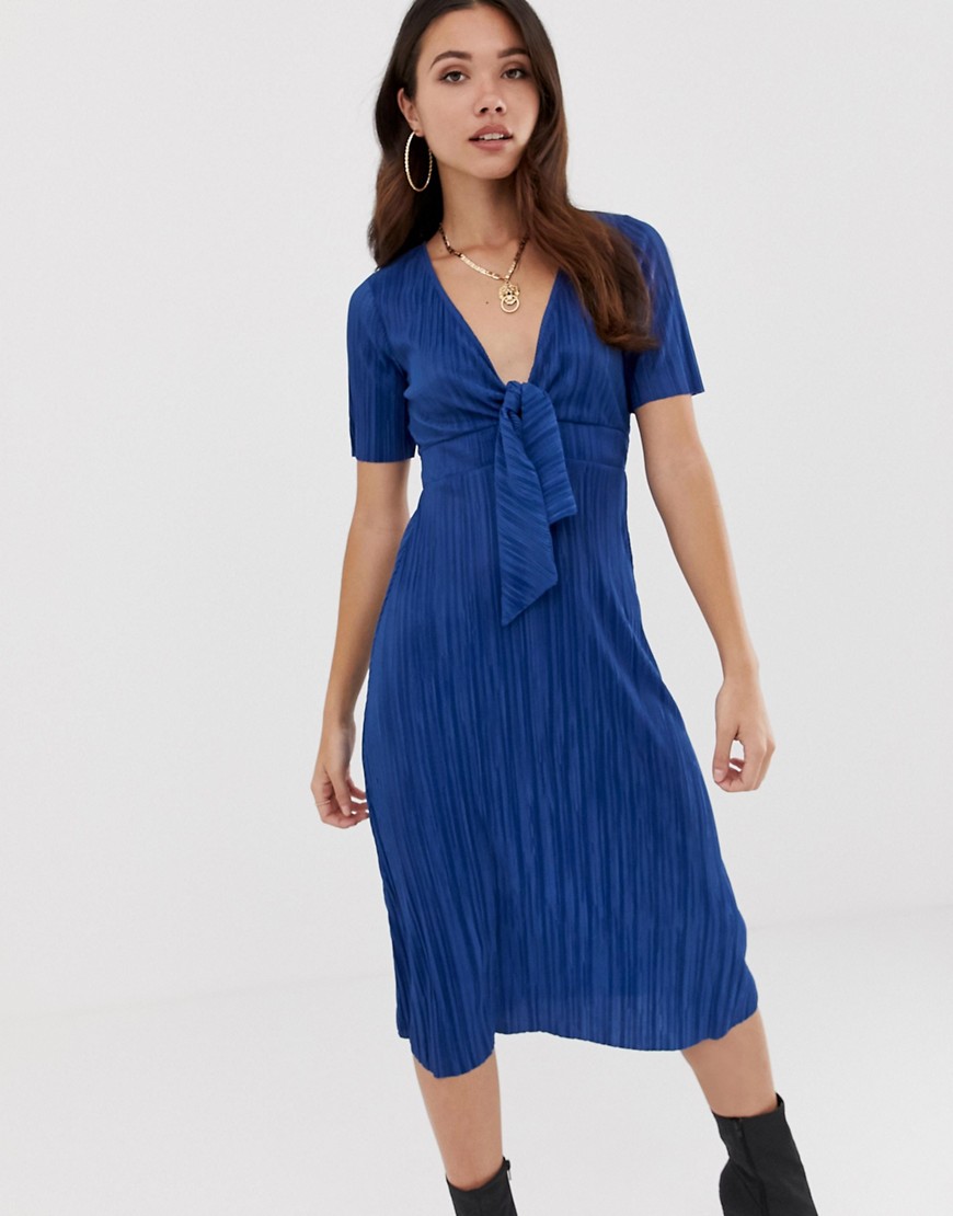Plisseret knælang kjole fra ASOS DESIGN-Blå