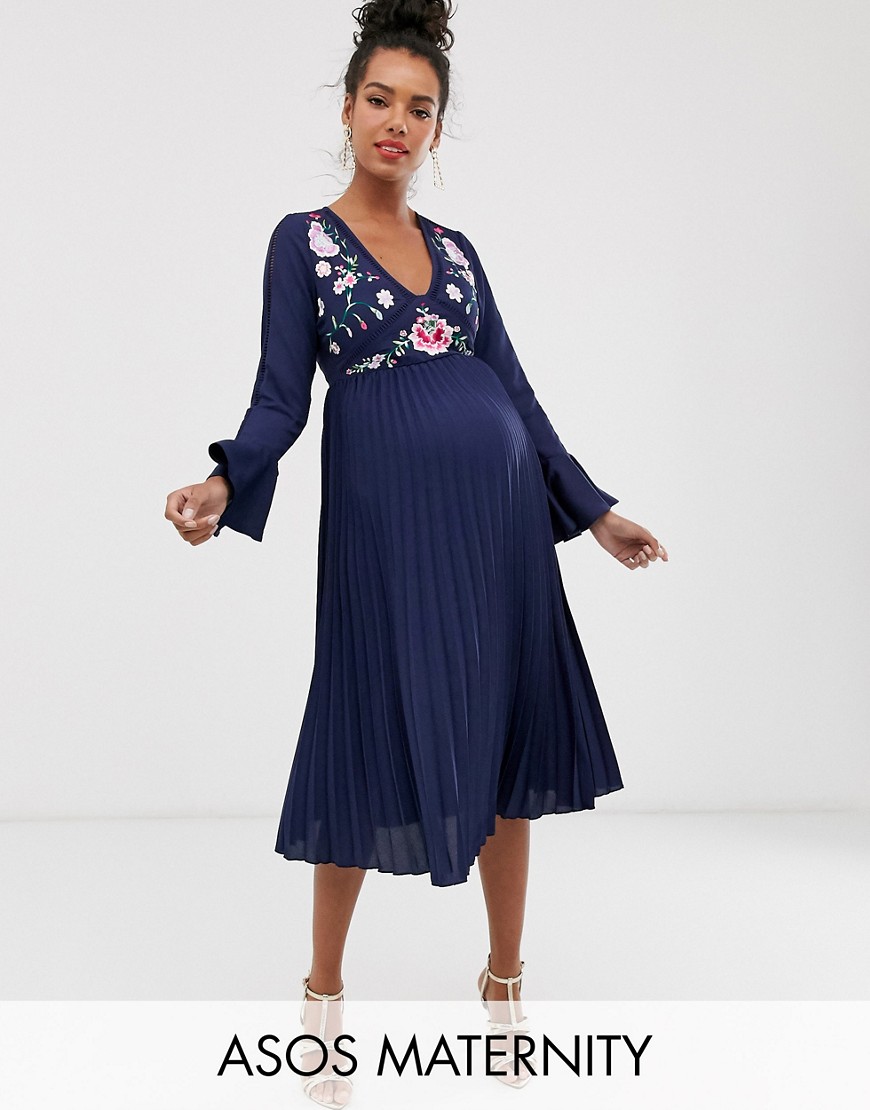 фото Плиссированное платье миди с кружевными вставками и вышивкой asos design maternity-темно-синий asos maternity
