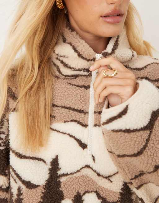 Polar beis con media cremallera y estampado de montaña de borreguito de ASOS DESIGN, 3 de 4