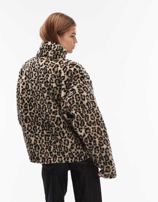 Polar con estampado de leopardo, cuello alzado y cremallera de borreguito de ASOS DESIGN, 2 de 4