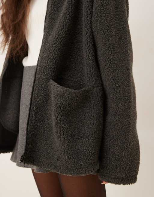 Polar gris carbón con solapas y cremallera de borreguito de ASOS DESIGN, 2 de 4