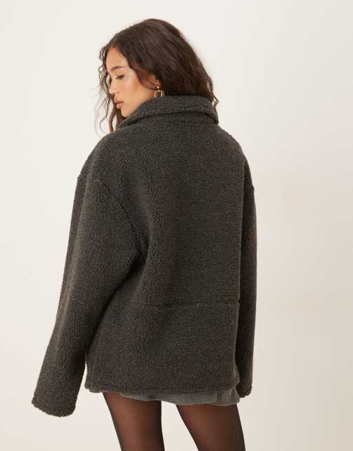 Polar gris carbón con solapas y cremallera de borreguito de ASOS DESIGN, 4 de 4
