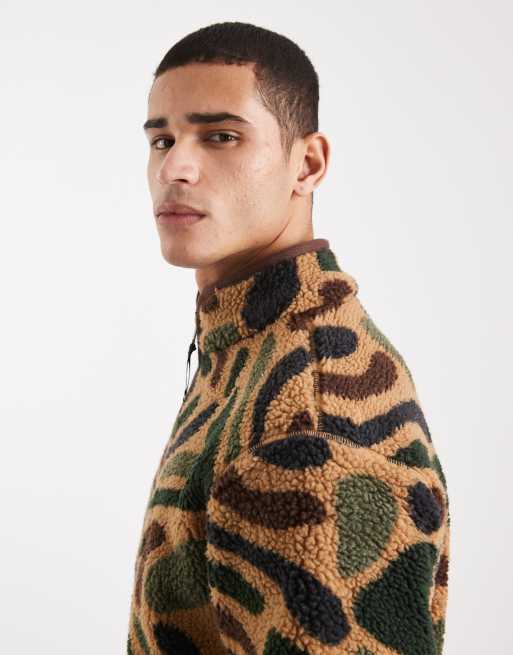 Polar marrón y verde con estampado de camuflaje, cremallera y logo de Parlez, 4 de 5