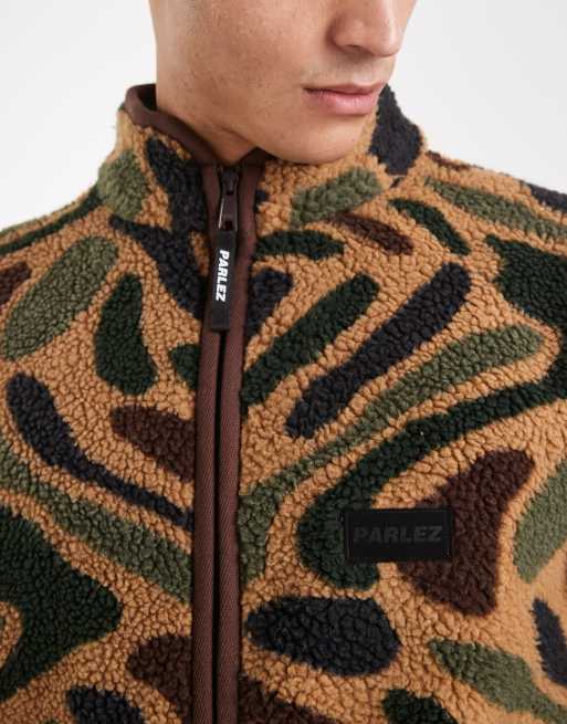 Polar marrón y verde con estampado de camuflaje, cremallera y logo de Parlez, 5 de 5