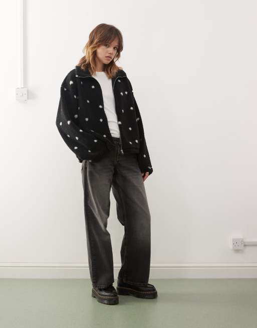Polar negro con estampado de lunares blancos y cremallera de Monki, 2 de 4