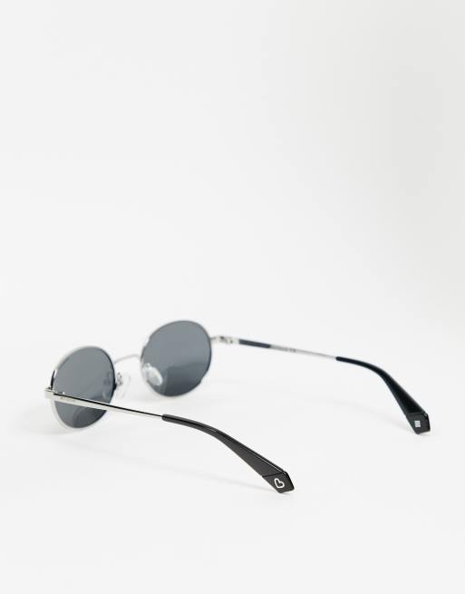 Polaroid X Love Island – Runde Sonnenbrille mit silberfarbenem Gestell und schwarzen Gläsern, 2 von 4