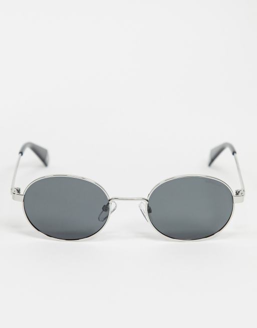 Polaroid X Love Island – Runde Sonnenbrille mit silberfarbenem Gestell und schwarzen Gläsern, 3 von 4