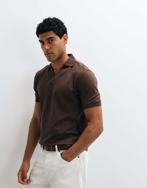 Polo acanalado con cuello abierto en marrón, 4 de 5