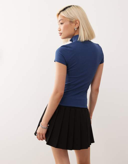 Polo azul denim ajustado con diseño vintage y acabado lavado de COLLUSION, 2 de 4