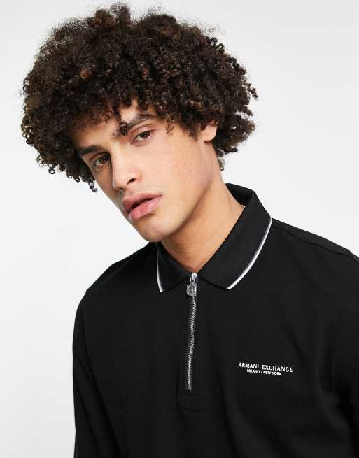 Polo azul marino con logo de texto y cremallera en el cuello de Armani Exchange, 2 de 4