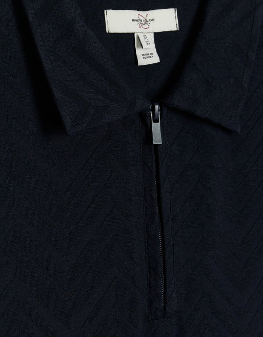Polo azul marino de manga corta con patrón de chevrón de River Island, 2 de 4